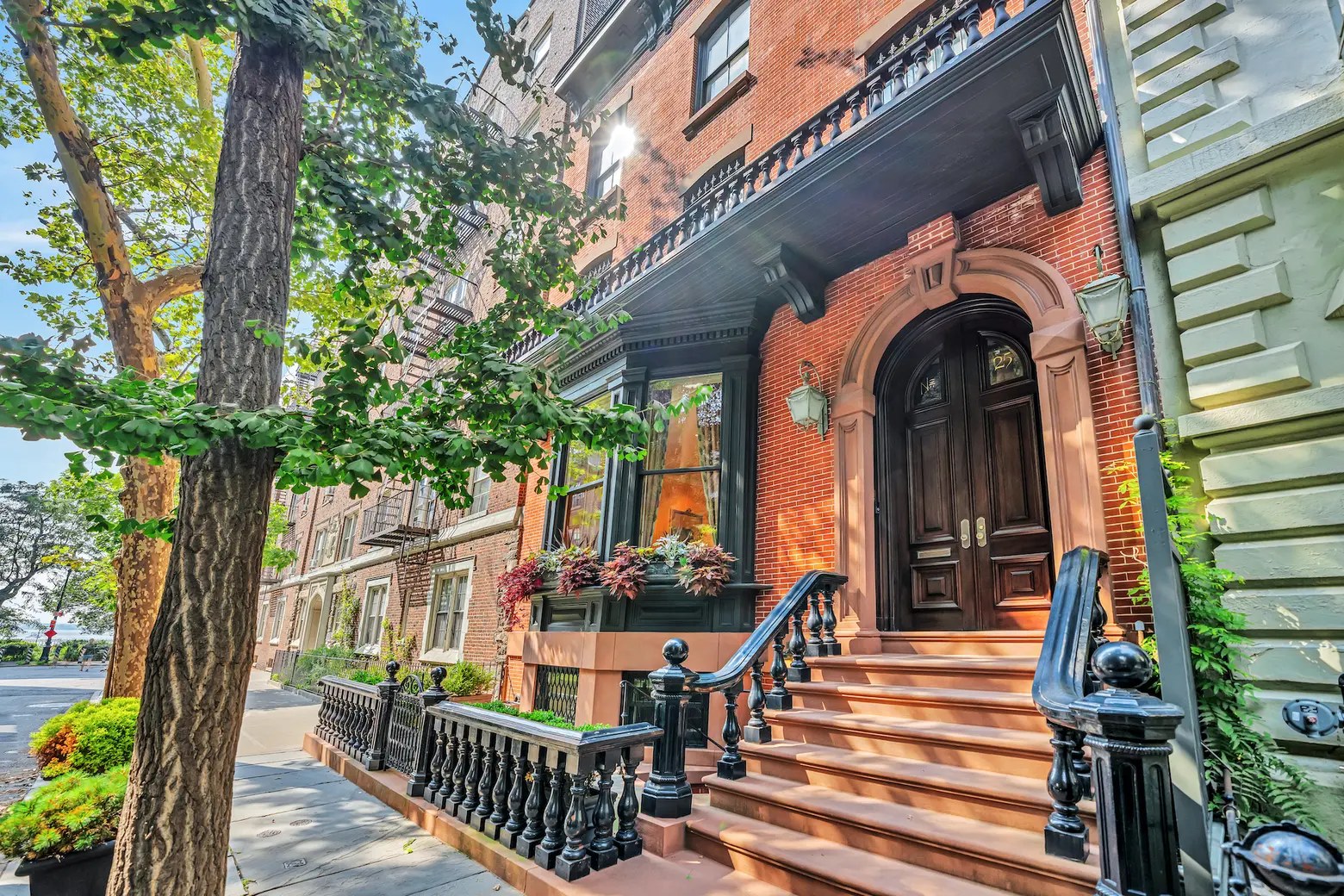 Brownstone townhouse stoop and entryway cleaning